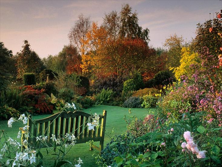 Webshots Premium Wallpapers - Eastgrove Cottage Garden in Autumn, Worcestershire, United Kingdom.jpg