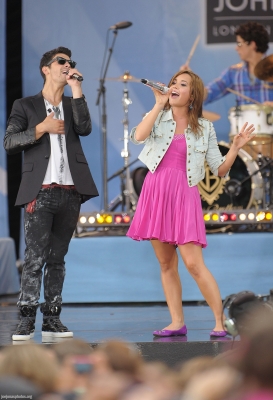 Jonas Brothers i Demi Lovato GMA 13.08 - Zdjęcia - normal_106.jpg