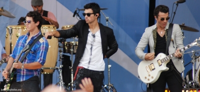 Jonas Brothers i Demi Lovato GMA 13.08 - Zdjęcia - normal_14.jpg