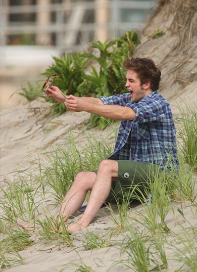 Remember me - Robert Pattinson Kissing on the New York Beach12.jpg