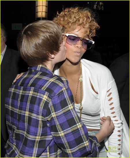 Justin Bieber zdjęcia - rihanna-justin-bieber-kiss-again-01.jpg