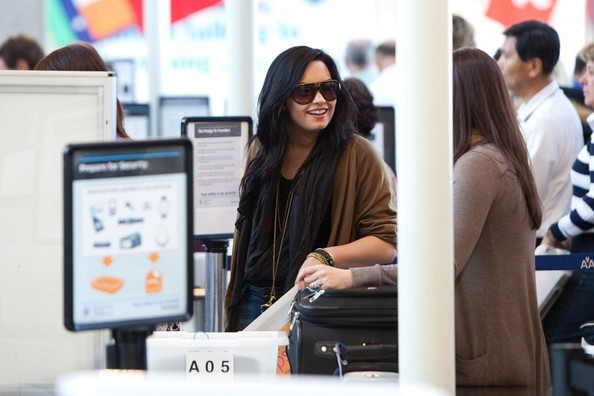 Demi Lovato - 15 IV 11 Lotnisko LAX 1.jpg