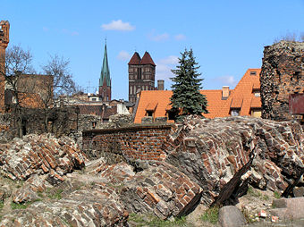 Toruń - 340px-Torun_zamek_krzyzacki_ruiny_wiezy.jpg