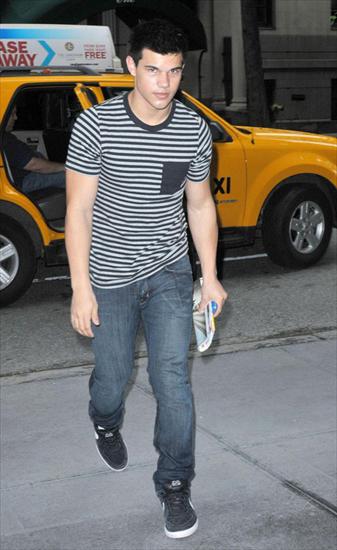 Taylor Lautner - Taylor In NYC 1.jpg