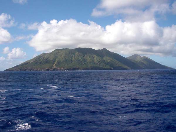 wyspy - Anatahan_volcano.jpg