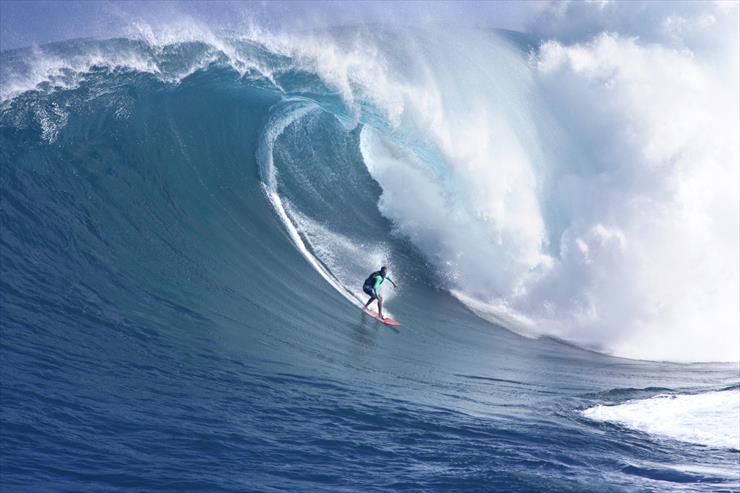Super tapety 15 - Yuri Farrant Surfs Huge Wave at Jaws, Maui, Hawaii.jpg