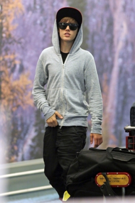 Justin Bieber na lotnisku w Vancouver - normal_004.jpg