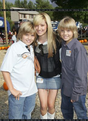 Cole i Dylan Sprouse - i146276466_47468_3.jpg