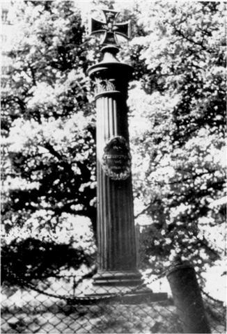 stara fotografia-Szczecin - żeliwna kolumna upamiętniająca żołnierzy niemieckich.jpeg