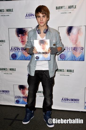 zdjęcia - Justin-Bieber-NYC-booksigning-justin-bieber-17277061-395-594.jpg