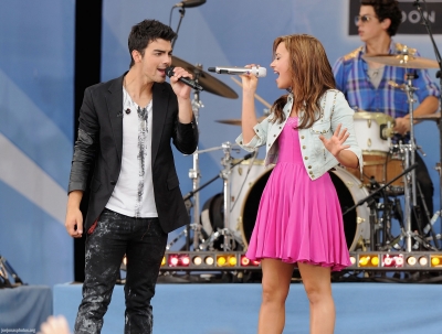 Jonas Brothers i Demi Lovato GMA 13.08 - Zdjęcia - normal_03.jpg