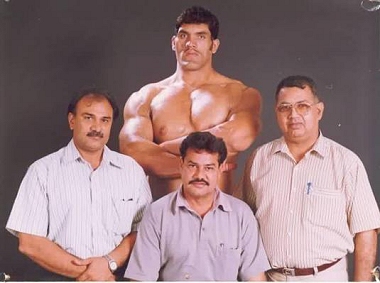 The Great Khali - the-great-khali-with-his-family.jpg