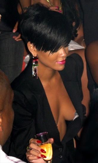  Rihanna - Rihanna-Braless-Vegas-7.jpg