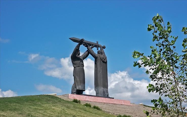Rosja - Rosja Magnitogorsk_monument_Tri_Fronty.jpg