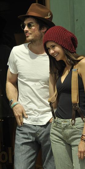 Nina Dobrev i Ian Somerhalder na ulicach Kaliforni - 28 maj - 02996_Nina_Venice_052810_013_122_551lo1.jpg
