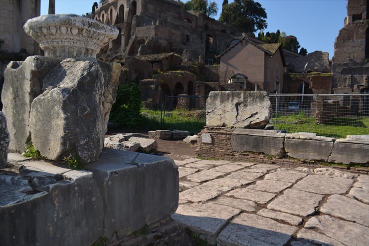 Rzym - Arch_of_Augustus_Ruins.jpg