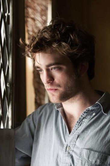 Zdjęcia ROBERT PATTINSON-EDWARD CULLEN - Robert Pattinson w filmie Remember me.jpg