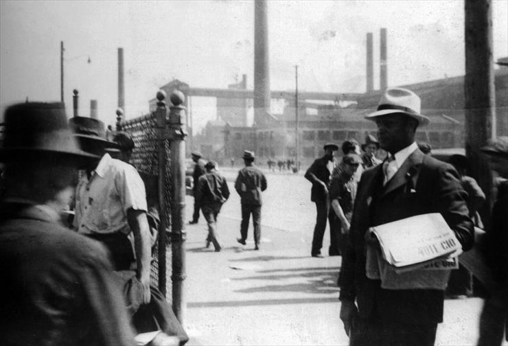 Usa 1850-1954 - 1941  Leon Packsaddlled distributing the newspaper o...ant le journal de lUAW, devant lusine Fort, Detroit.jpg