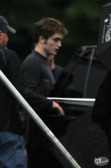 Robert Pattinson - Rob-Pattinson-on-Set-560x842.jpg