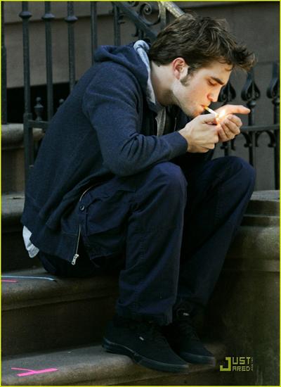 Robert Pattinson - Rob-On-Remember-Me-Set-July-14th-twilight-series-7125628-890-1222.jpg