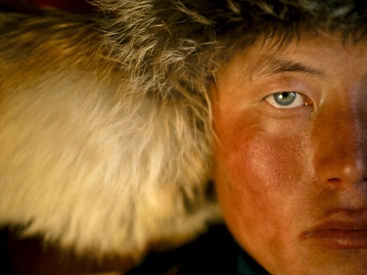 ludzie w różnych kulturach - kazakh-eagle-hunter_3659_990x742.jpg