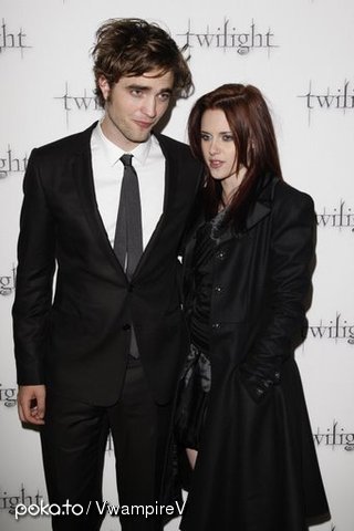 Różne wizerunki Roberta Pattinsona - Robert-Pattinson-twilight-series-3834457-341-512_big.jpg