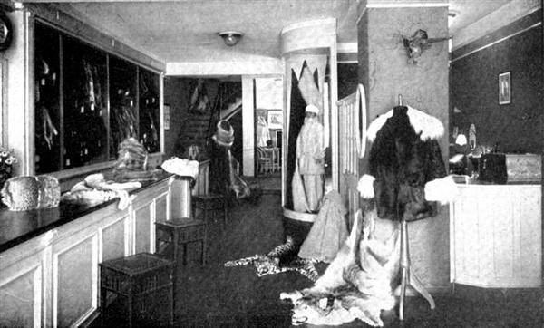 6 - Wnętrze sklepu braci Gelien przy Mariackiej 1925.jpg
