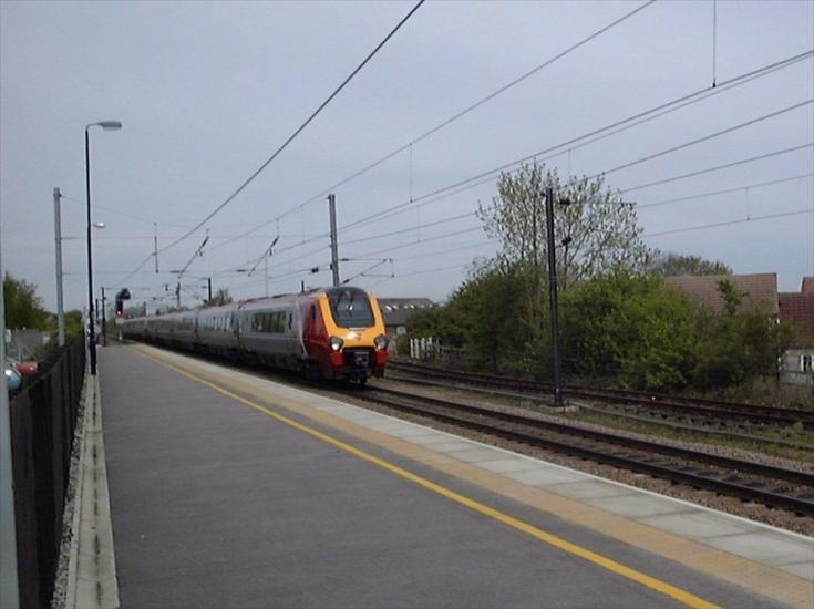Szybkie pociągi - 221 at Northallerton 4-5-03.jpg