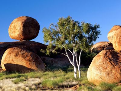 Krajobrazy - normal_Balancing Boulder, Northern Territory Australia.jpg