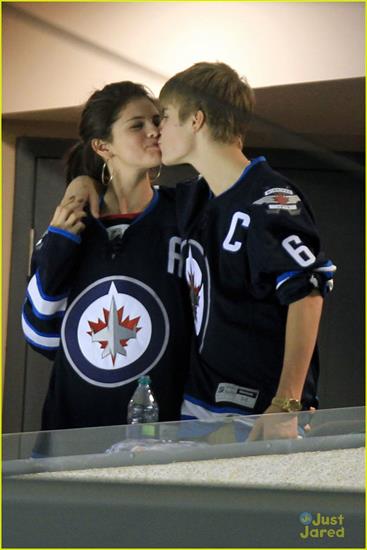 z Justinem Bieberem - selena-gomez-justin-bieber-hockey-game-03.jpg