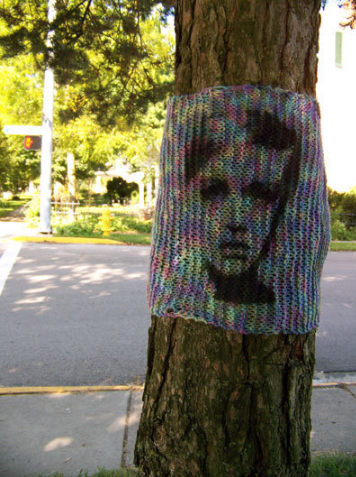 Yarn bombing - ubieranie drzew - Ubieranie drzew - Yarn bombing www.e-ogrody.pl 13.png