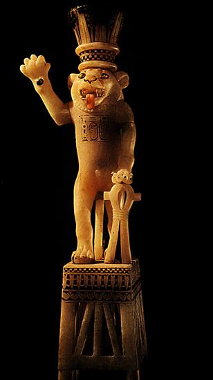 Tutanchamon - -1327 Chambre funeraire de Toutankhamon, Pot a onguen... lion couronne,yeux dores, dents et langue en ivoire.jpg