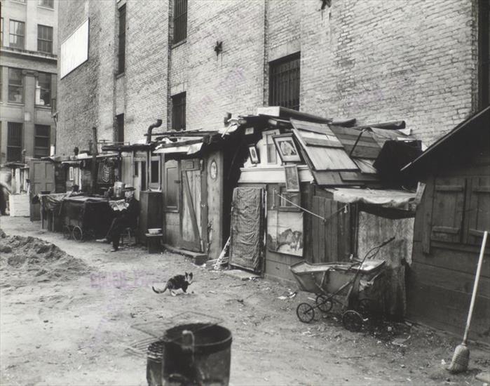 New York - 1930 - Unemployed and huts, West Houston -- Mercer St., Manhattan. October 25, 1935.jpeg